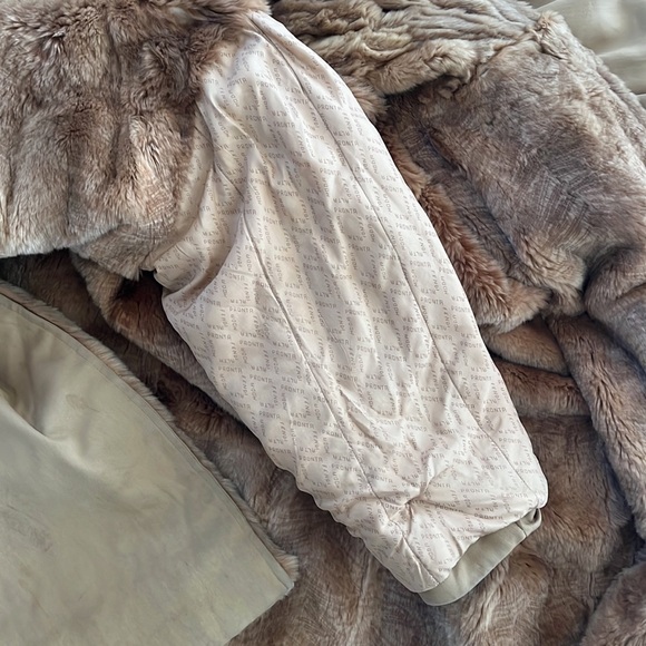 Vintage Fendi fur lined long coat with Fendi buttons and lining - Picture 7 of 8